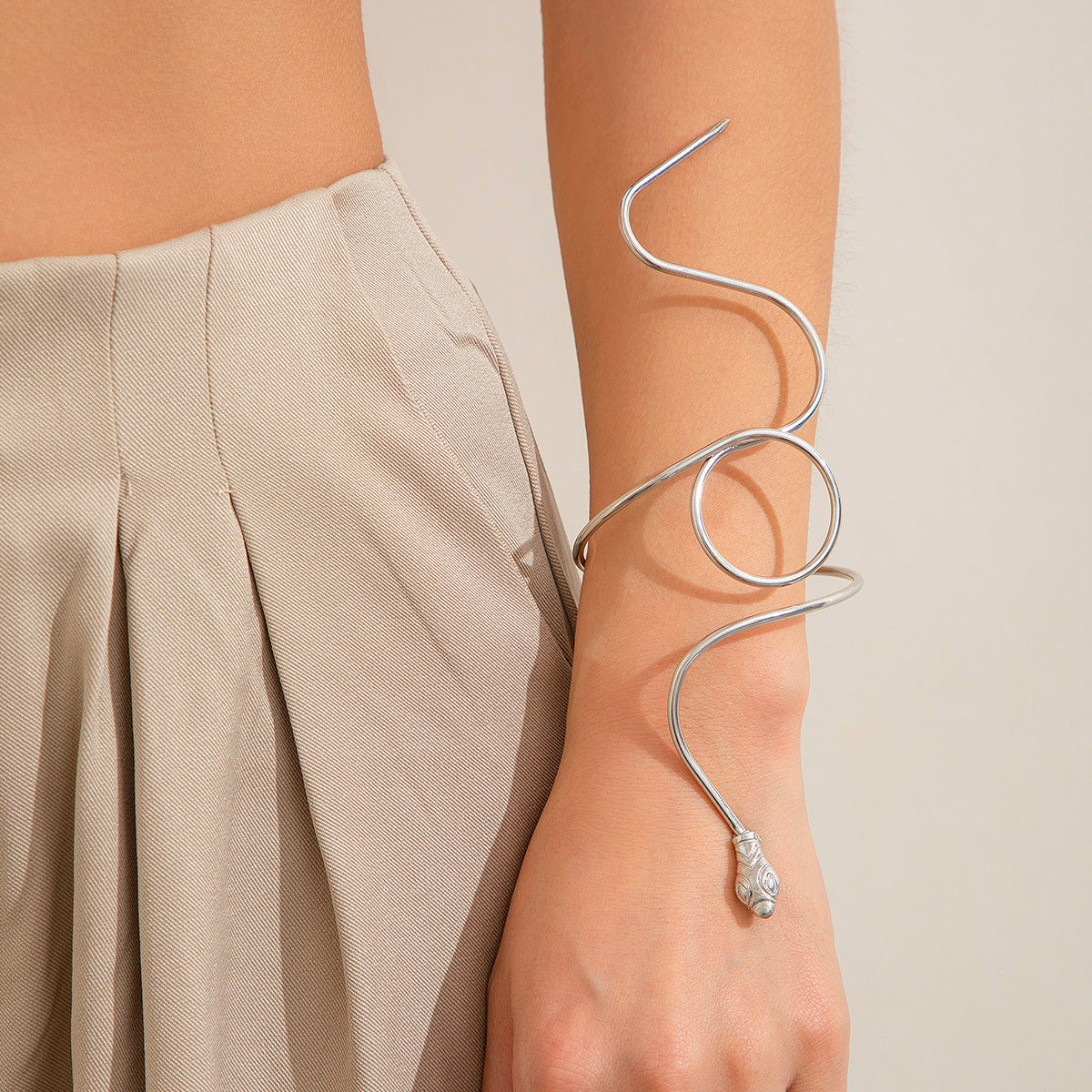 Retro fashion twisted snake shaped exaggerated wristband Leg Chain irregular winding closed loop eprolo